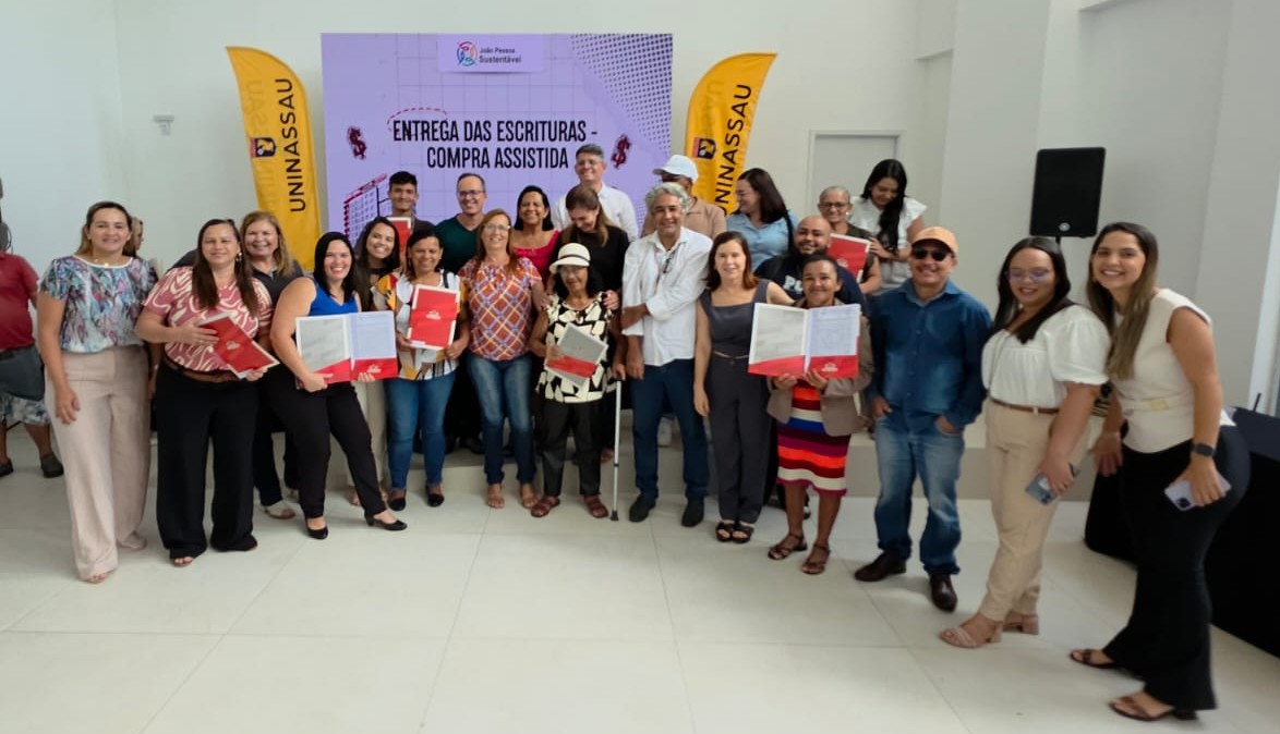 Cícero Lucena entrega 26 escrituras e consolida investimento de R$ 12,4 milhões em Habitação Social